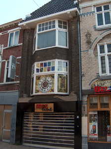 819993 Gezicht op de voorgevel van het pand Lange Elisabethstraat 17 (Schoenenwinkel Shoeline ) te Utrecht.N.B. In 1868 ...